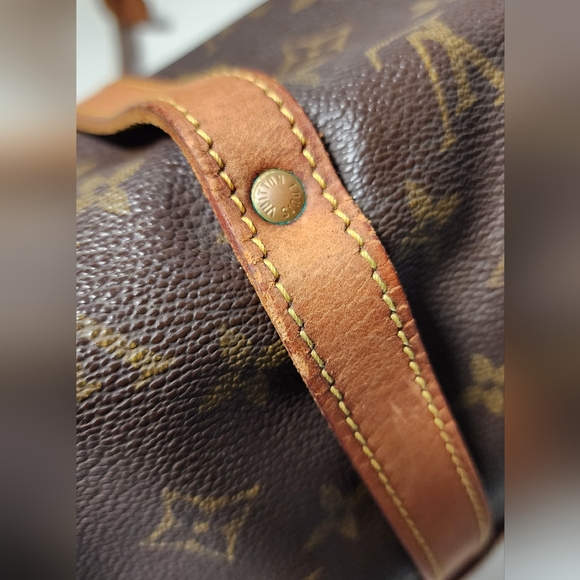 Louis Vuitton Saumur 30. Dryness & slight water marks on vachetta. - Picture 7 of 14